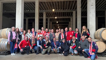 Foto de familia de la visita de la peña Cirbonera de Cintruénigo, Navarra, a las bodegas de Gran Feudo en los actos del octavo aniversario de la agrupación rojiblanca.