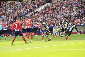 ¡Medio gol es de Vitolo! El jugador se ha llevado hasta cinco defensores en su andadura por el área, ve a su compañero solo y le da el balón para que finalice con un recorte hacía dentro acompañado de un fuerte disparo al palo derecho.