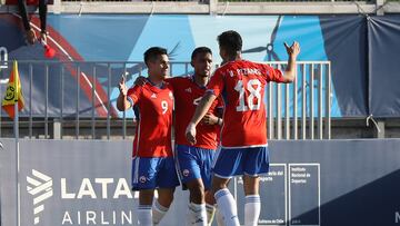 Alexander Aravena de Chile marca su gol contra Uruguay durante el partido del grupo A del futbol masculino en los Juegos Panamericanos Santiago 2023.