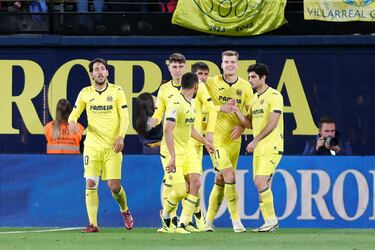 1-1.  Alexander Sörloth celebra el gol con sus compañeros.