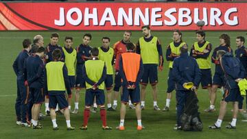 Los jugadores de la Selecci&oacute;n rodean a Vicente del Bosque antes de comenzar el &uacute;ltimo entrenamiento antes de la final del Mundial de Sud&aacute;frica.