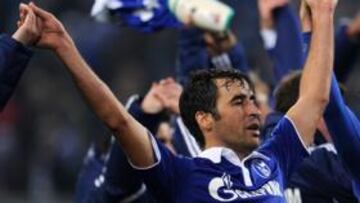 Raúl celebra un gol.