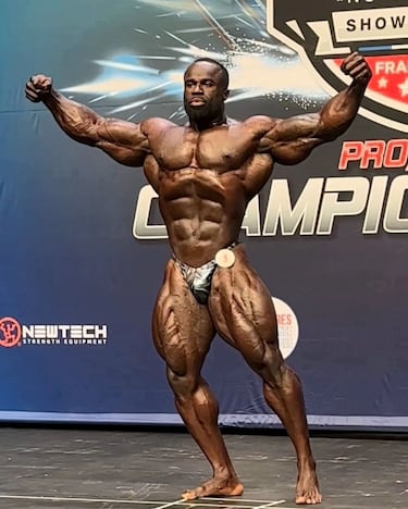 El representante de Reino Unido, el nigeriano Samson Dauda ha ganado el Mr. Olympia 2024. Nacido el 11 de marzo de 1992 en Nigeria comenzó su viaje en el culturismo en 2014, compitiendo en su primer espectáculo local en el Reino Unido.