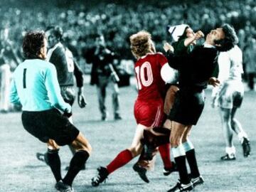 31/03/1976 Partido de semifinales de la Copa de Europa. Fue el inicio del Bayern como villano europeo. Con un ambiente muy caldeado un aficionaldo saltó al césped y alcanzando al árbitro austriaco Linemayr con un directo al rostro, pasó a la historia como el loco del Bernabéu.