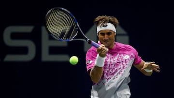 David Ferrer devuelve una bola a Fabio Fognini durante su partido en el US Open.