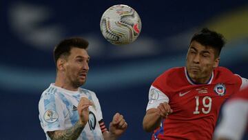 Argentina&#039;s Lionel Messi (L) and Chile&#039;s Tomas Alarcon vie for the ball during their Conmebol Copa America 2021 football tournament group phase match at the Nilton Santos Stadium in Rio de Janeiro, Brazil, on June 14, 2021. (Photo by CARL DE SOU