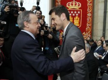 Florentino Pérez, presidente del Real Madrid saluda a Iker Casillas.