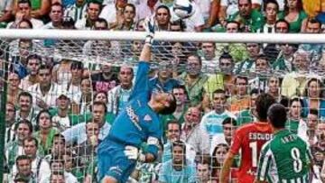 <b>PALOP EN ACCIÓN. </b>Espectacular acción del portero sevilllista que ayer tuvo mucho trabajo, sobre todo en la primera parte. Se le ve bien.