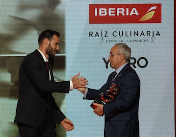 Premio olímpico AS del deporte. El piragüista Saúl Craviotto recibe el trofeo de manos de Alejandro Blanco, presidente del COE.