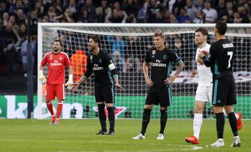 El Madrid se presentaba en Wembley en su primera aparición en la Catedral del fútbol inglés con numerosas bajas (Keylor Navas, Carvajal, Kovacic, Bale y Varane) y bastantes incertidumbres, debido sobre todo al nivel mostrado en la Liga. Enfrente estaba el Tottenham que marchaba embalado en Europa, y que le limitaría sus funciones a lo largo de un partido que fue cuesta arriba desde el pitido inicial para los de Zidane. Cristiano, quién si no, puso su pica en Flandes al lograr el primer gol blanco en el estadio inglés.