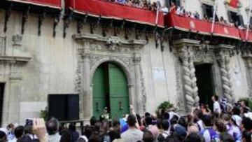 <b>CELEBRACIÓN. </b>La plantilla hizo las delicias de los aficionados con sus cánticos. La plaza del Ayuntamiento fue ayer un hervidero.