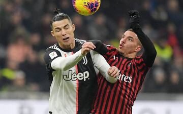 Disputa entre Cristiano y Bennacer por el balón.