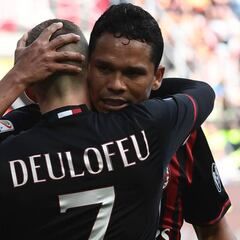 Carlos Bacca anota en la goleada del Milan sobre el Palermo
