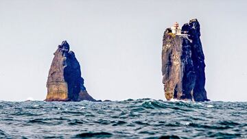 Faro De Thridrangar lugares aislados del mundo faro de islandia islas raras islas desiertas lugares abandonados