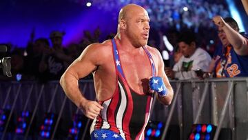 Kurt Angle entra al ring en la WWE