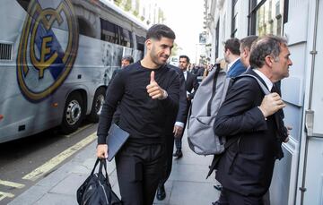 Asensio alza el pulgar a su llegada al hotel Conrad St. James, en Londres.