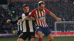 Juanfran pelea el bal&oacute;n con Jason. 