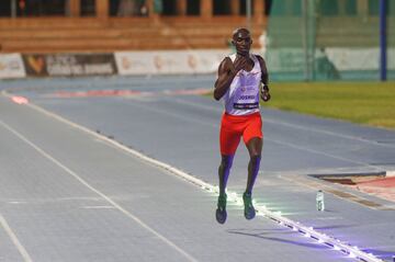 Joshua Cheptegei, corriendo en Valencia el día que batió el récord de 10000.










 ATLETISMO 