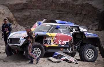 Tercera etapa entre San Juan de Marcona y Arequipa. El español Carlos Sainz reventó una rueda y perdió mas de cuatro horas.