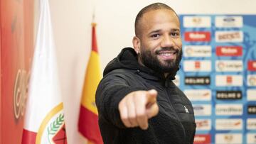 Bebé posa para AS en la Ciudad Deportiva del Rayo.