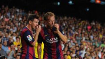 Rakitic conversa con Messi.