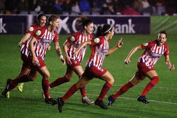 Las jugadoras del Atl¨¦tico de Madrid celebran el 0-1 de Kenti Robles.