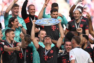 El equipo de Tuchel consigue el título de la Bundesliga in extremis. Musiala marcó el gol de la victoria (1-2) en el minuto 88 y le da el undécimo consecutivo al Bayern. Los jugadores del equipo de Munich celebran la liga por todo lo alto.