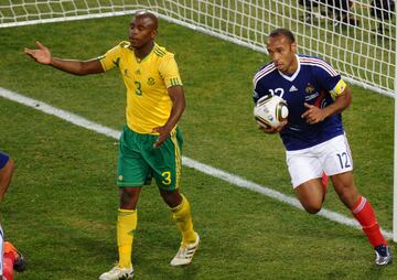 Florent Malouda fue el autor del único gol de Francia en todo el Campeonato. La selección francesa, que llegaba como finalista del Mundial de Alemania 2006, habñia estado 250 minutos sin poder marcar ni un solo tanto. El único llegó tras una jugada de Ribéry, que se internó en el área sudafricana, cedió a Malouda y éste batió a Josephs. Henry buscó el empate, pero sin conseguirlo... Les Bleus decían adiós de una manera triste.