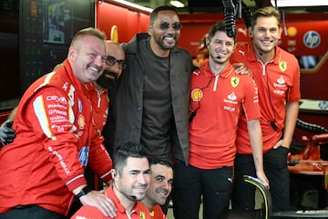 El actor estadounidense Will Smith posa con los mecánicos de Ferrari. 