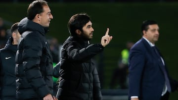 MADRID, 16/11/2024.- El entrenador del Barcelona, Pere Romeu Sunyer, durante el partido de la jornada 10 de la Liga F entre Real Madrid y Barcelona, este sábado en el Estadio Alfredo Di Stéfano de Madrid. EFE/ Juanjo Martín