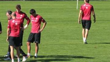 <b>UNA DIN?MICA PELIGROSA. </b>Bielsa pidi¨® a Llorente que se fuera al vestuario despu¨¦s de recriminarle su falta de dedicaci¨®n en el entrenamiento.