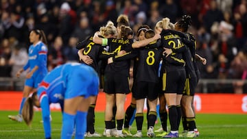 Soccer Football - UEFA Women's Champions League - Round of 16 - Second Leg - Manchester United v Atletico Madrid - Leigh Sports Village, Leigh, Britain - February 19, 2026 Manchester United's Julia Zigiotti Olme celebrates scoring their first goal with teammates Action Images via Reuters/Jason Cairnduff
