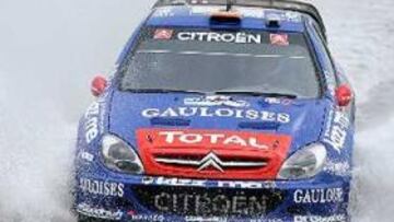 <B>EL MÁS RÁPIDO.</B> Xavi Pons atraviesa una zona de agua durante la etapa de hoy.