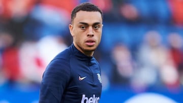 A pesar de su deseo de seguir en Barcelona, el lateral estadounidense del FC Barcelona, Sergi&ntilde;o Dest, analizar&iacute;a la oferta que tiene sobre la mesa la Roma.