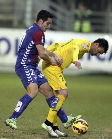 El jugador del Eibar Saúl pelea un balón con Valera, del Getafe.