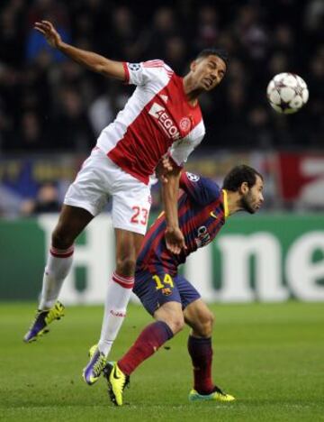 Danny Hoesen del Ajax y Javier Mascherano del Barcelona durante el partido de Champions League entre el Ajax y el FC Barcelona en el estadio Amsterdam Arena