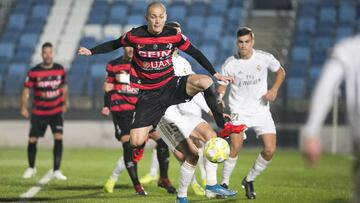 Rufo, delantero del Internacional de Madrid, en una jugada del partido contra el Castilla.