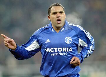 De los mejores jugadores del Schalke 04 de la historia. Su complexión la aprovechaba para vencer en el cuerpo a cuerpo.