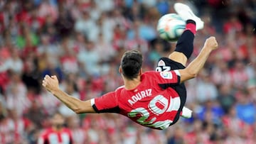 Aduriz marca de chilena ante el Barcelona en la primera jornada de LaLiga.