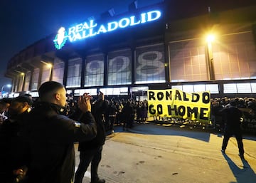 30/11/24 REAL VALLADOLID SEGUIDORES PROTESTAS CONTRA RONALDO EN EL JOSE ZORRILLA
