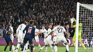 Emiliano Martinez atrapa un balón.