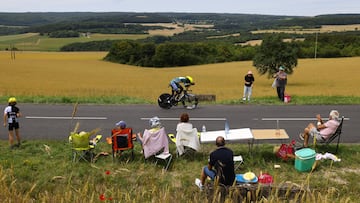 Nuits-saint-georges (France), 05/07/2024.- People watch green jersey Eritrean rider Biniam Girmay of Intermarche-Wanty in action during the seventh stage of the 2024 Tour de France cycling race 25km individual time-trial (ITT) from Nuits-Saint-Georges to Gevrey-Chambertin, France, 05 July 2024. (Ciclismo, Francia) EFE/EPA/KIM LUDBROOK
