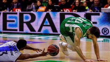 GRAF9050. SEVILLA (ESPAÑA), 28/01/2018.- Josep Franch, del Real Betis Energía Plus, y Kenny Chery (i), del Delteco Gipuzkoa Basket, durante el partido de la Liga Endesa de Baloncesto que estos dos equipos juegan hoy en el Palacio de los Depo