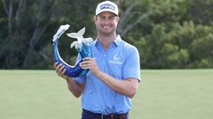 Harris English posa con el t&iacute;tulo del Sentry Tournament Of Champions tras ganar en el desempate a Joaqu&iacute;n Niemann en el Kapalua Plantation Course de Kapalua, Hawaii.