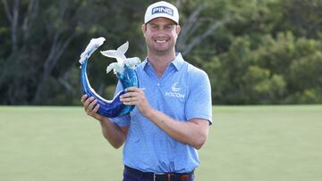 Harris English posa con el título del Sentry Tournament Of Champions tras ganar en el desempate a Joaquín Niemann en el Kapalua Plantation Course de Kapalua, Hawaii.