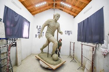 El escultor Agron Blakcori esculpe una estatua de Fadil Vokrri, el difunto jefe de la Federación de Fútbol de Kosovo. Vokrri fue uno de los deportistas kosovares más prominentes de los 80 que ayudó a poner Kosovo en el mapa mundial cuando el país se convirtió en miembro de los órganos rectores de la UEFA y la FIFA en 2016.