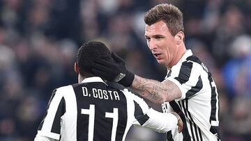 TUR426. TURÍN (ITALIA), 03/01/2018.- El jugador del Juventus Mario Mandzukic (i) celebra con su compañero Douglas Costa (i) tras anotar un gol hoy, miércoles 3 de enero de 2018, durante un partido por los cuartos de final de la Copa Italia entre Juventus 