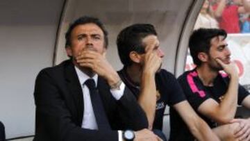 Luis Enrique, en el banquillo de Vallecas. A su lado, Juan Carlos Unz&uacute;e.