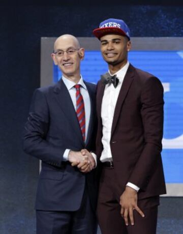 Adam Silver saluda al jugador francés Timothe Luwawu-Cabarrot, seleccionado por Philadelphia Sixers.