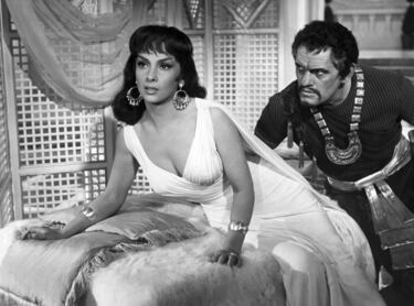 El actor Yul Brynner con Gina Lollobrigida en una escena de la película "Salomón y la reina de Saba" (1959). 
